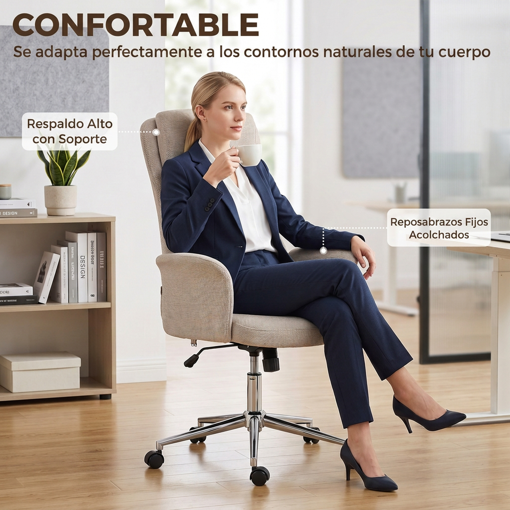 Mujer en traje azul se sienta en silla de oficina beige sosteniendo una taza.