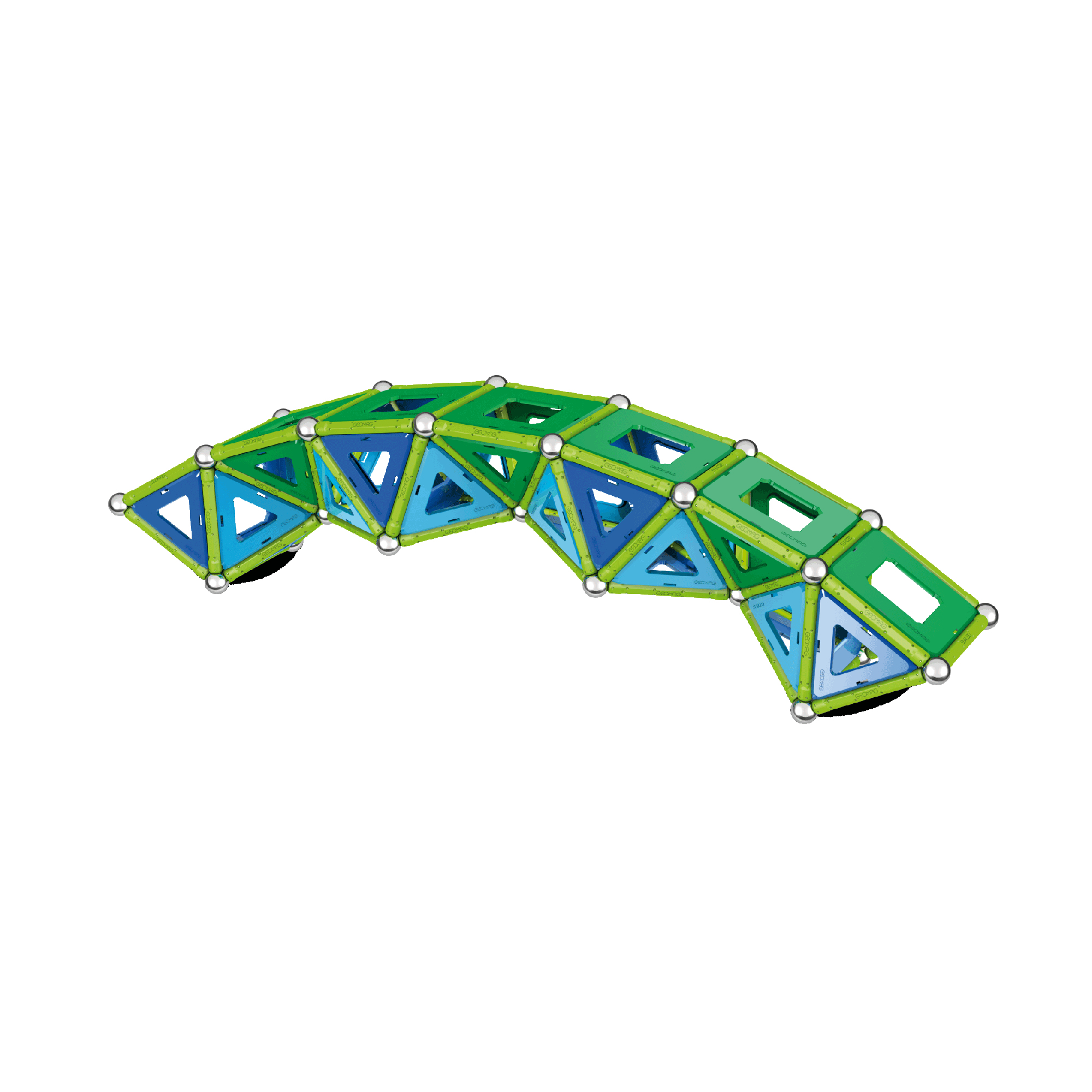 Eine gebogene Brücke aus grünen und blauen Geomag-Magnetstäben und silbernen Kugeln auf weißem Hintergrund.