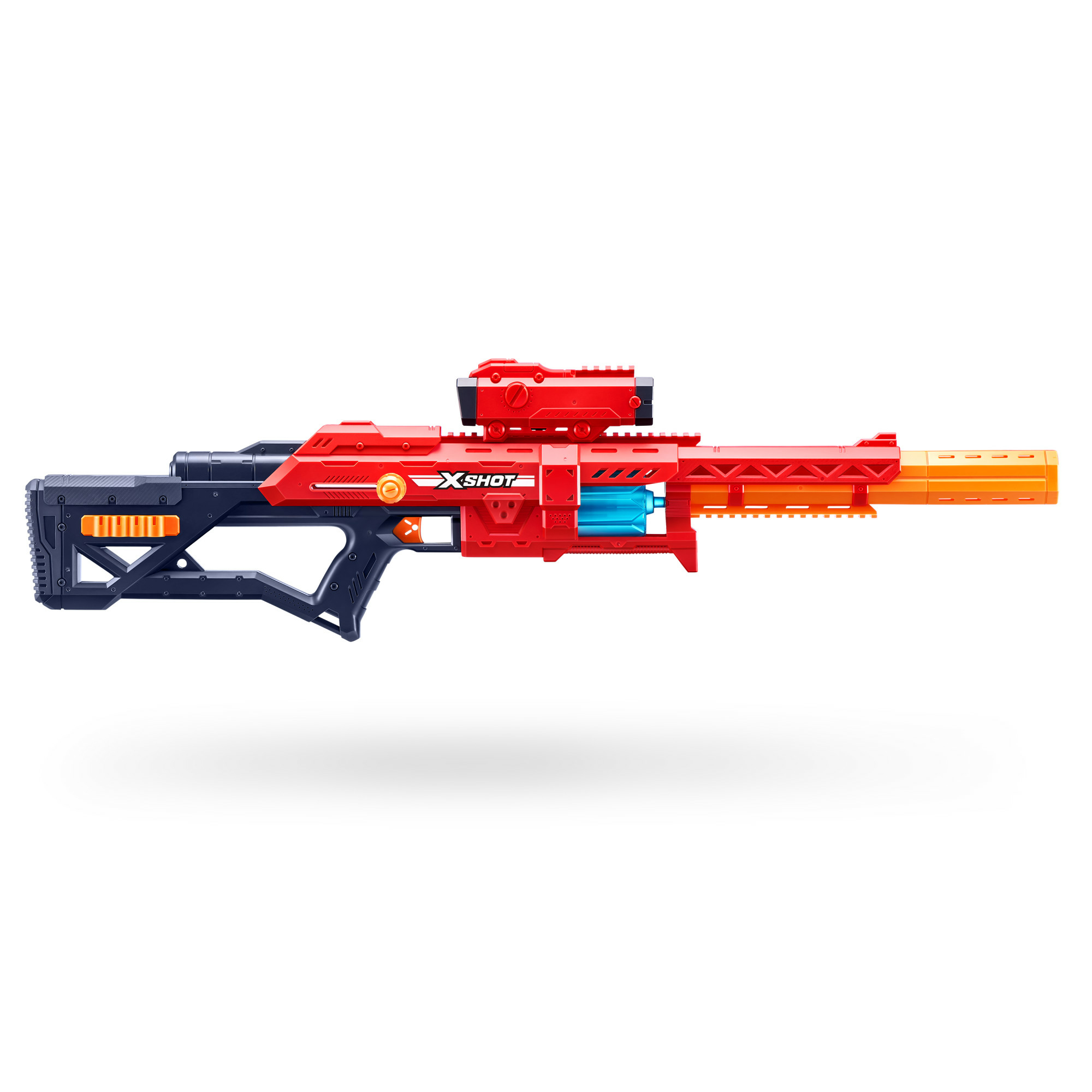 Un fusil jouet X-Shot rouge et bleu avec lunette de visée sur fond blanc.
