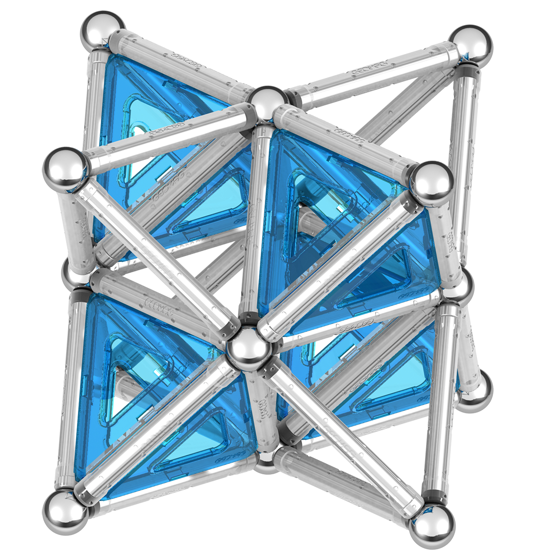 Geometrische 3D-Struktur aus Silberstäben, Metallkugeln und blauen transparenten Platten auf weißem Hintergrund.