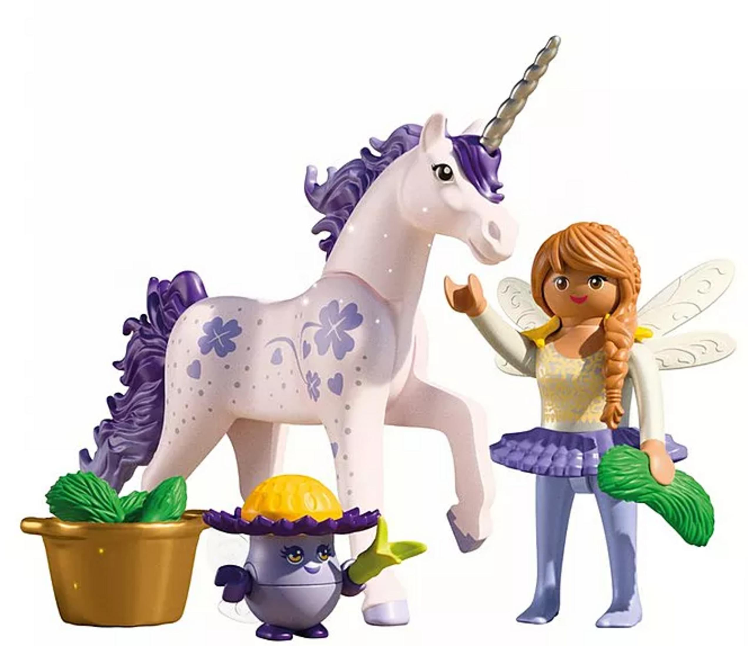 Eine Spielfigur als Fee mit weißen Flügeln, ein weißes Einhorn mit violetter Mähne und eine kleine Pflanzenfigur.