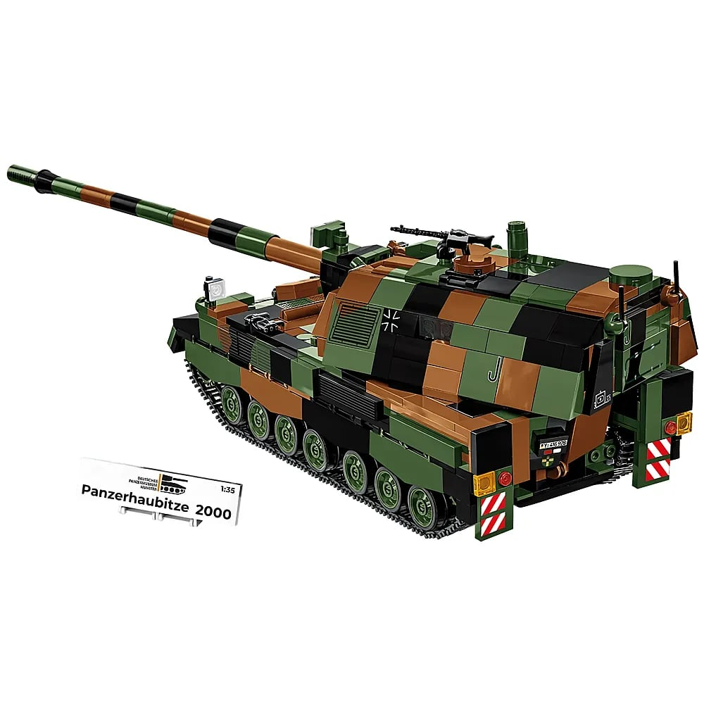 Ein detailliertes Lego-Modell eines Panzerhaubitze 2000 in Tarnfarben mit Schild vor weißem Hintergrund.