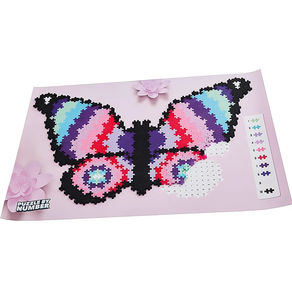Ein teilweises Puzzle aus bunten Plastikteilen zeigt einen Schmetterling auf rosa Hintergrund mit Nummerntabelle.