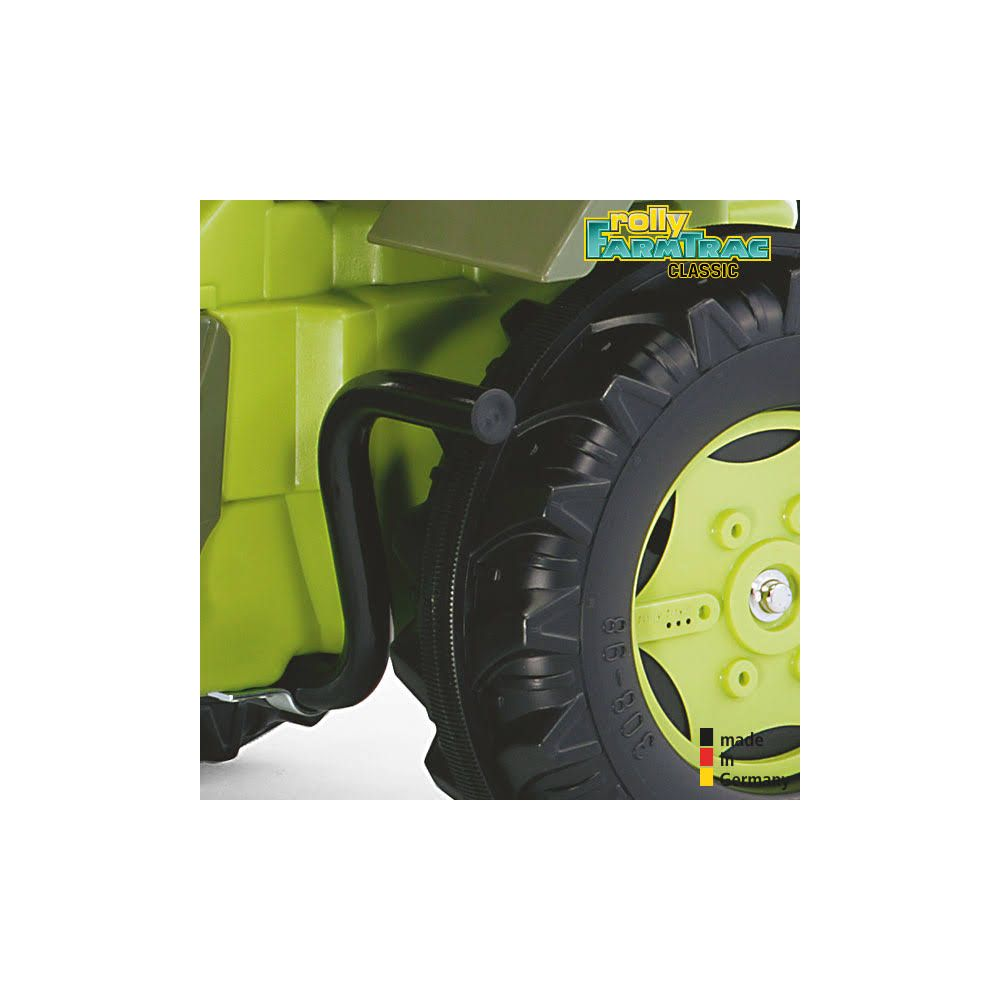 Primo piano di un trattore giocattolo verde Rolly Farmtrac Classic con pneumatico e maniglia neri.