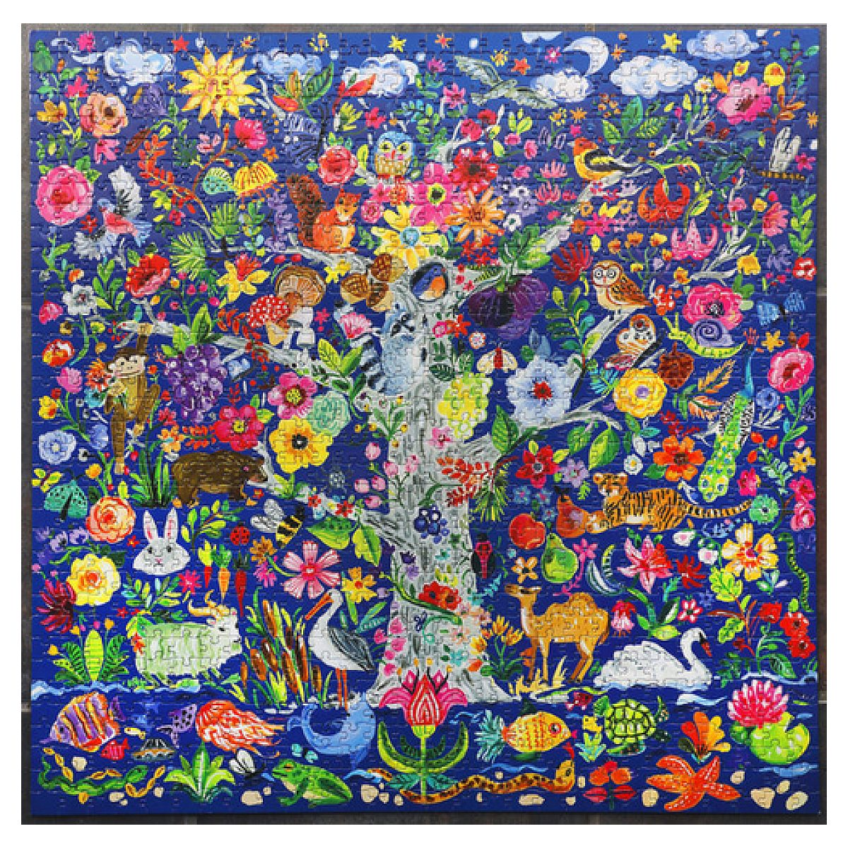 Ein buntes Puzzle mit einer großen Baumkrone, Blumen und vielen Tieren wie Vögeln, Bären und Fischen.