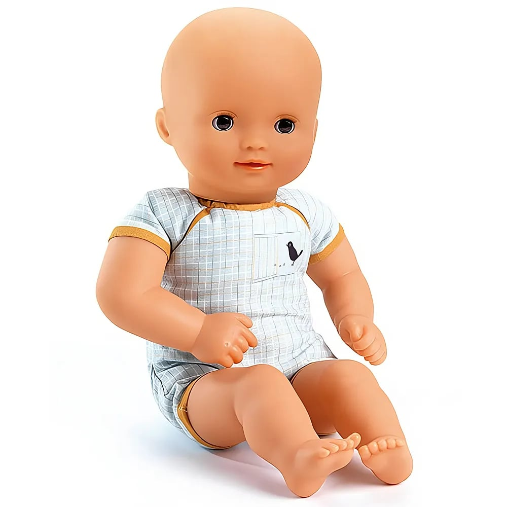 Una bambola da neonato calva seduta con una tutina a quadri azzurra e bordo giallo.