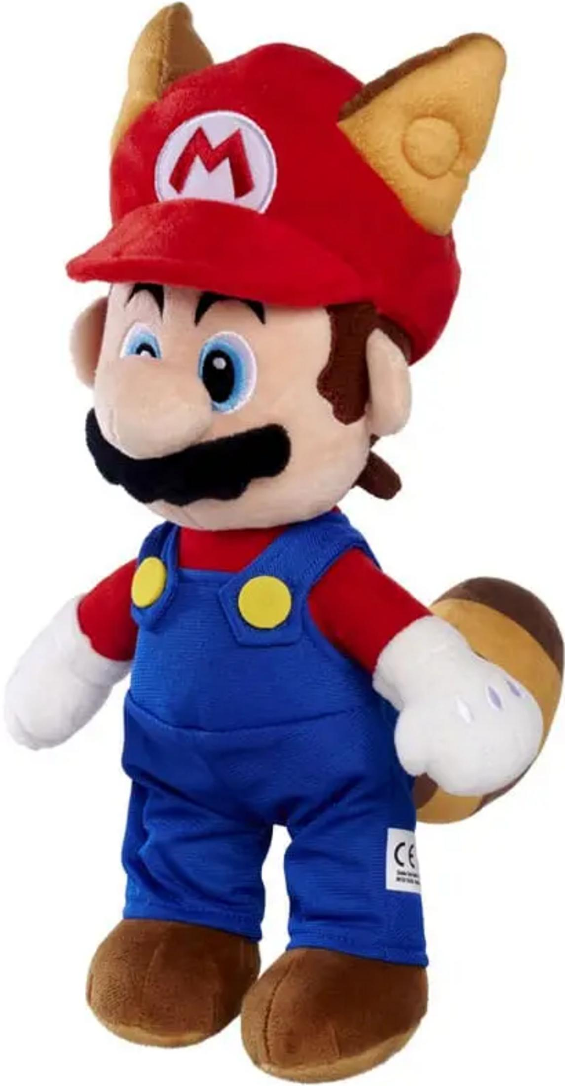 Ein Super Mario Plüschtier als Tanooki Mario mit roter Mütze, braunen Ohren, blauem Latzhose und einem buschigen Schwanz.