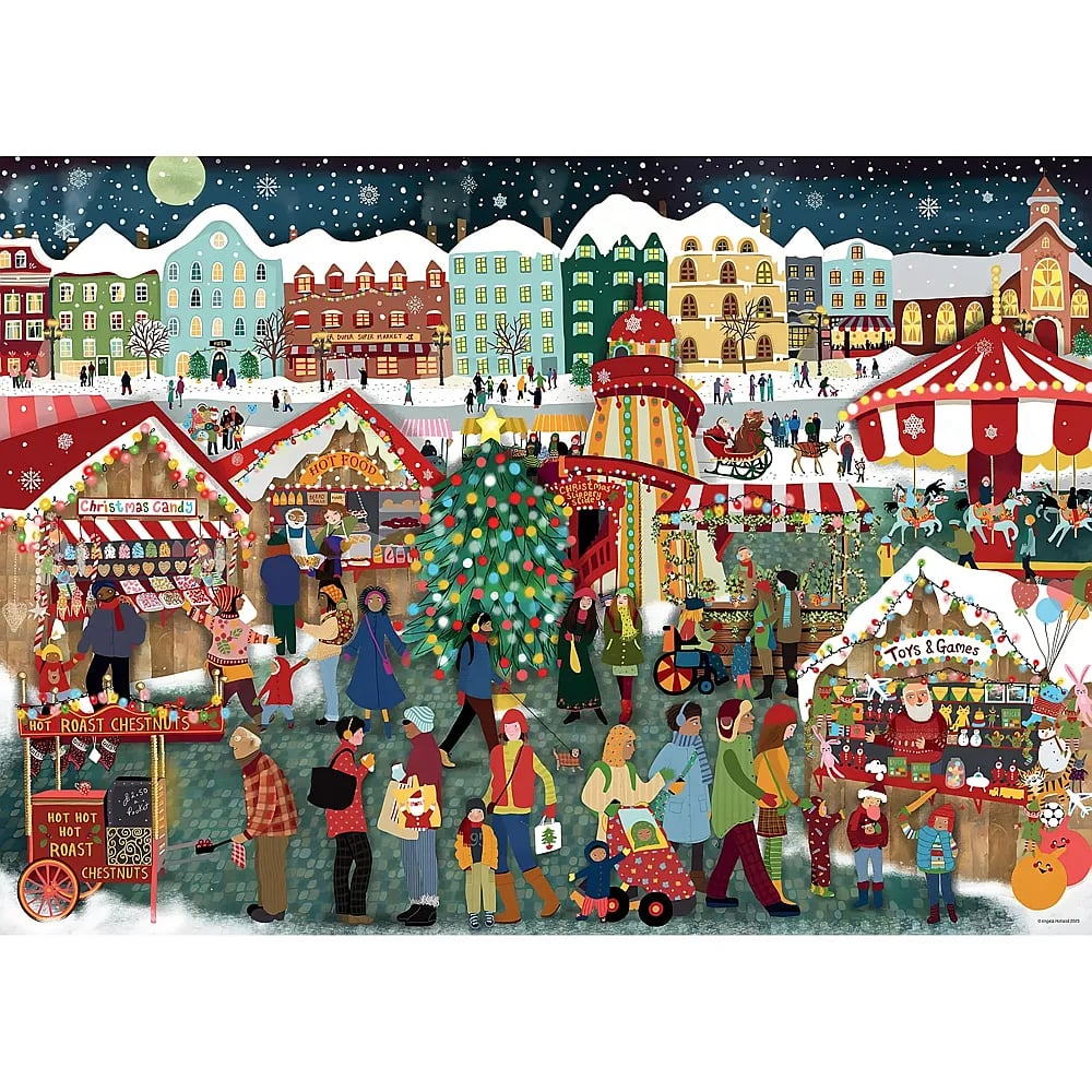 Belebter Weihnachtsmarkt mit bunten Buden, Weihnachtsbaum und verschneiten Häusern im Hintergrund.