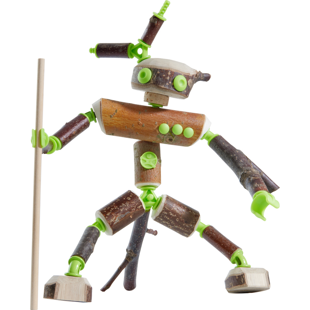 Eine Roboterfigur aus Holzstücken und grünen Kunststoffverbindern hält einen langen Stab.
