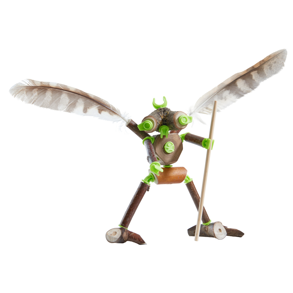 Eine kreative Holzfigur mit großen Vogelfedern als Flügeln und grünen Verbindungselementen auf weißem Hintergrund.