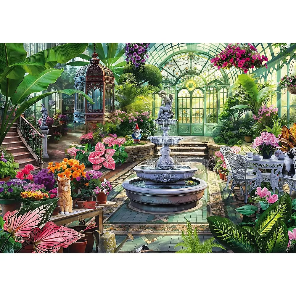 Ein üppiges grünes Gewächshaus mit einem zentralen Steinbrunnen, verziertem Vogelkäfig, Sitzbereich, bunten Blumen und einer Katze.