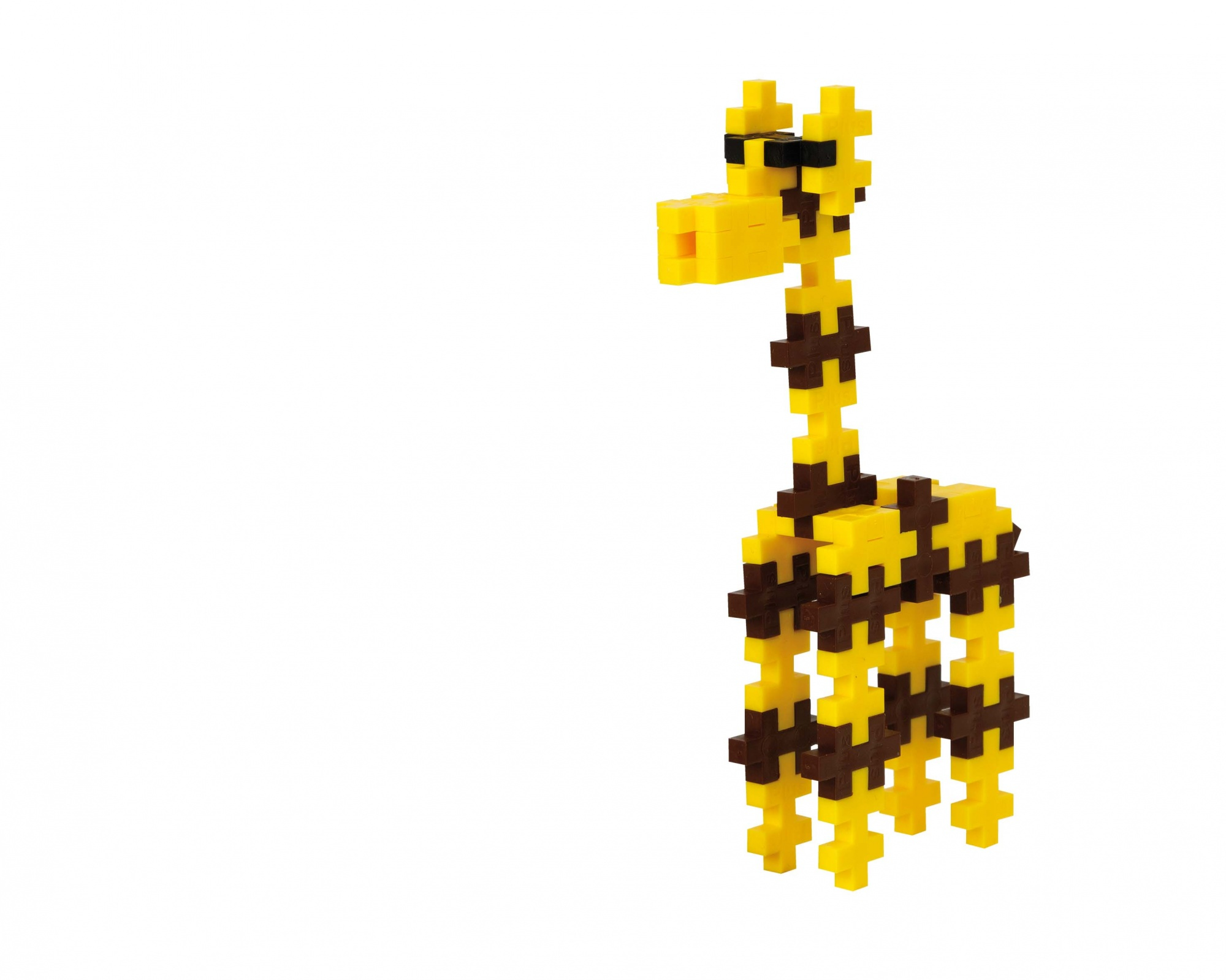 Eine kleine Giraffe aus gelben und braunen Steckbausteinen vor weißem Hintergrund.
