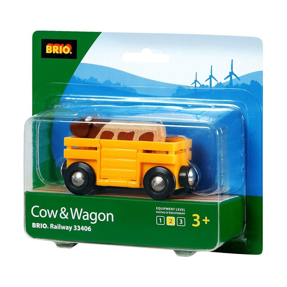 Carrozza di legno Brio con mucca nella confezione e pale eoliche blu sullo sfondo.