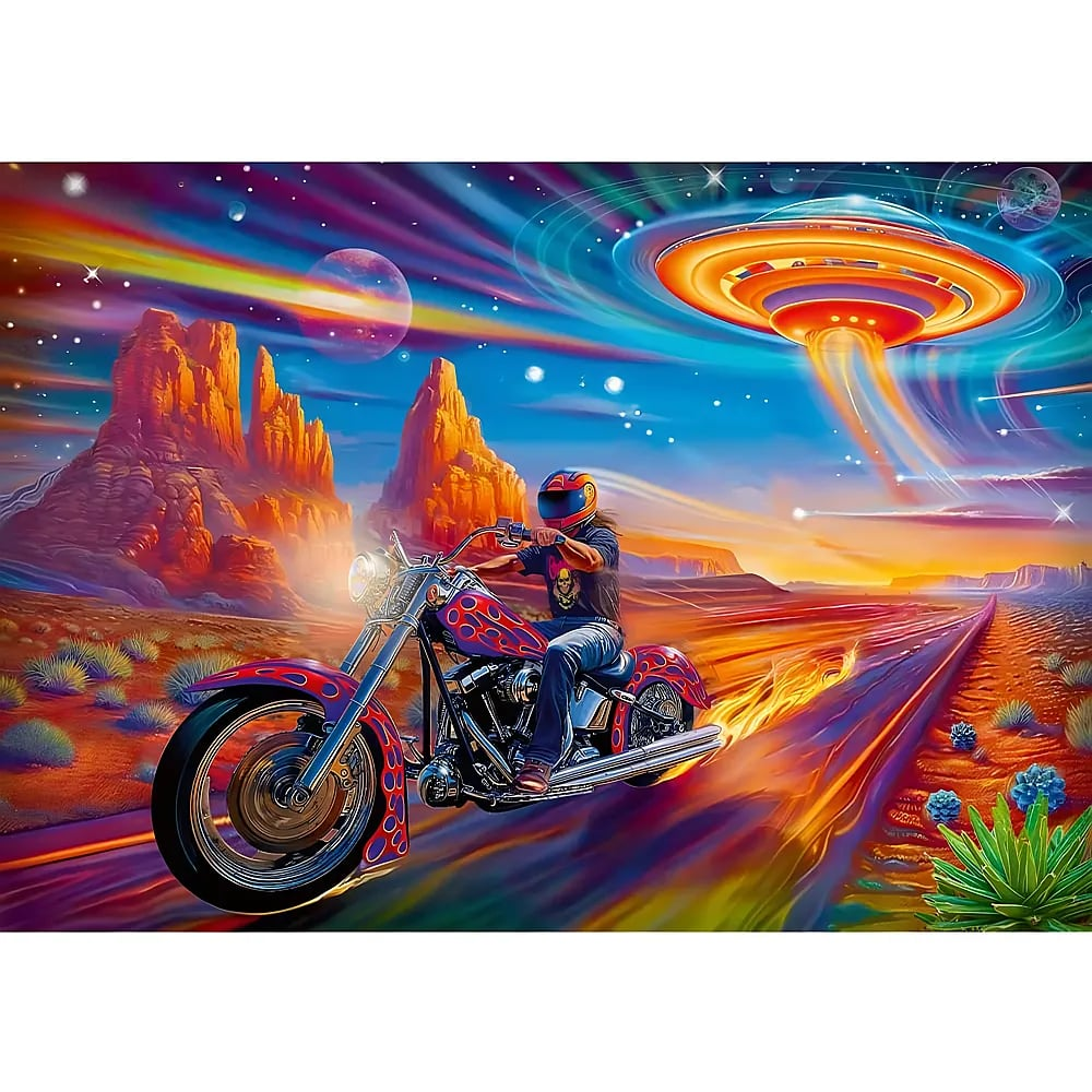 Un motociclista conduce por una carretera desértica bajo un cielo colorido con planetas y un OVNI brillante.