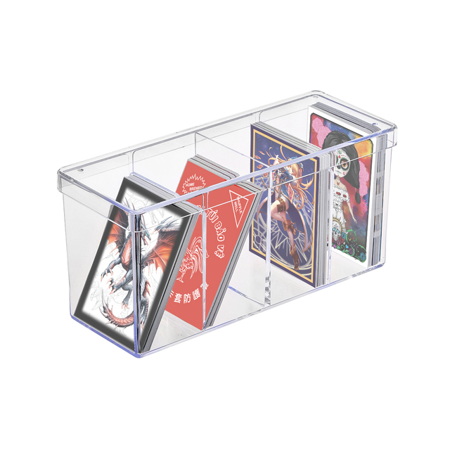 Une boîte de rangement en acrylique transparent avec des séparateurs, contenant plusieurs paquets de cartes de collection.