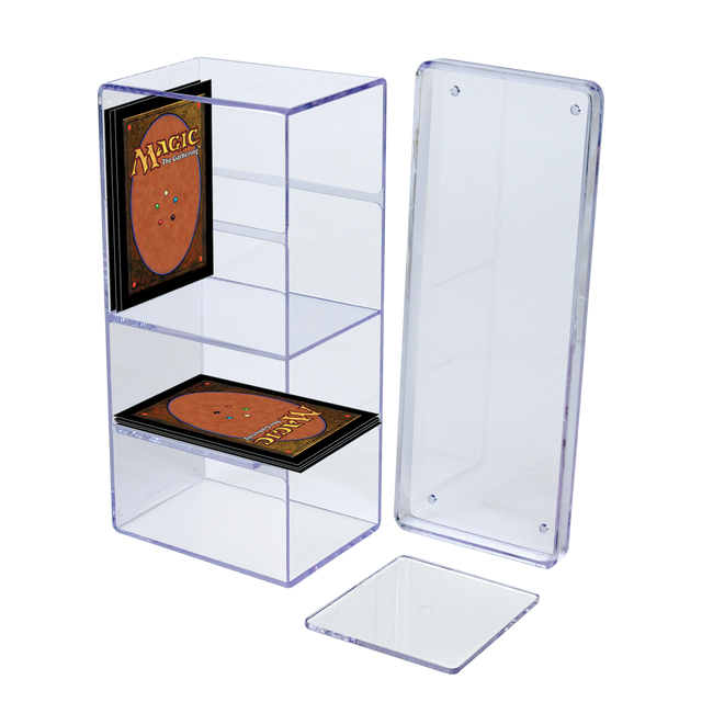 Boîte de rangement transparente en acrylique pour cartes avec des cartes Magic, un couvercle amovible et une petite plaque.