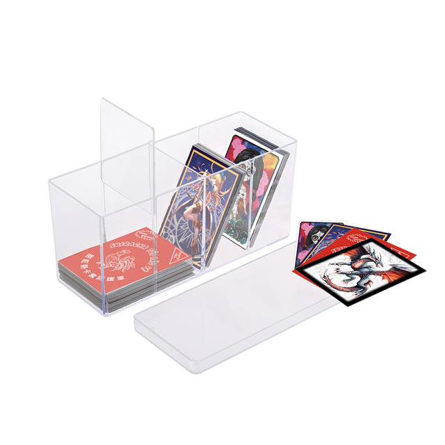 Boîte de rangement transparente en acrylique avec plusieurs compartiments, remplie de cartes à collectionner.