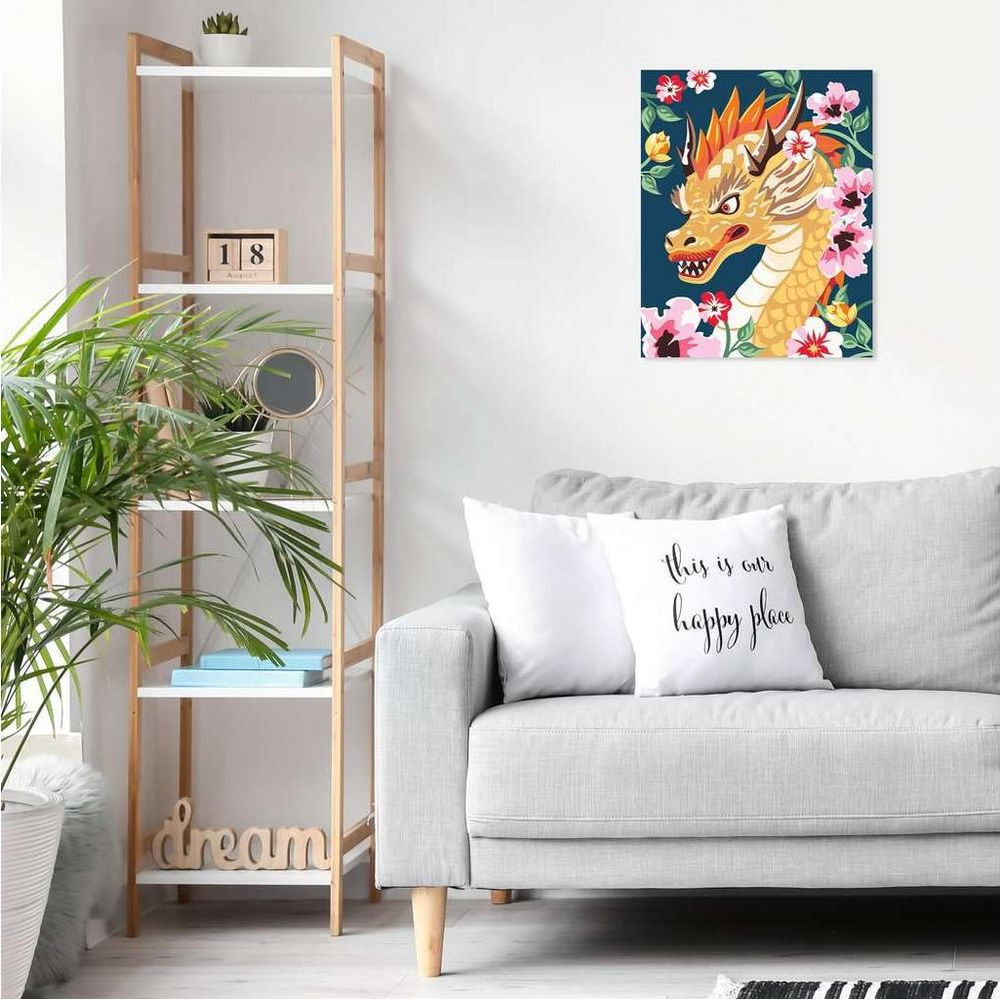 Soggiorno con divano grigio, cuscino con scritta, scaffale aperto e quadro di drago giallo.