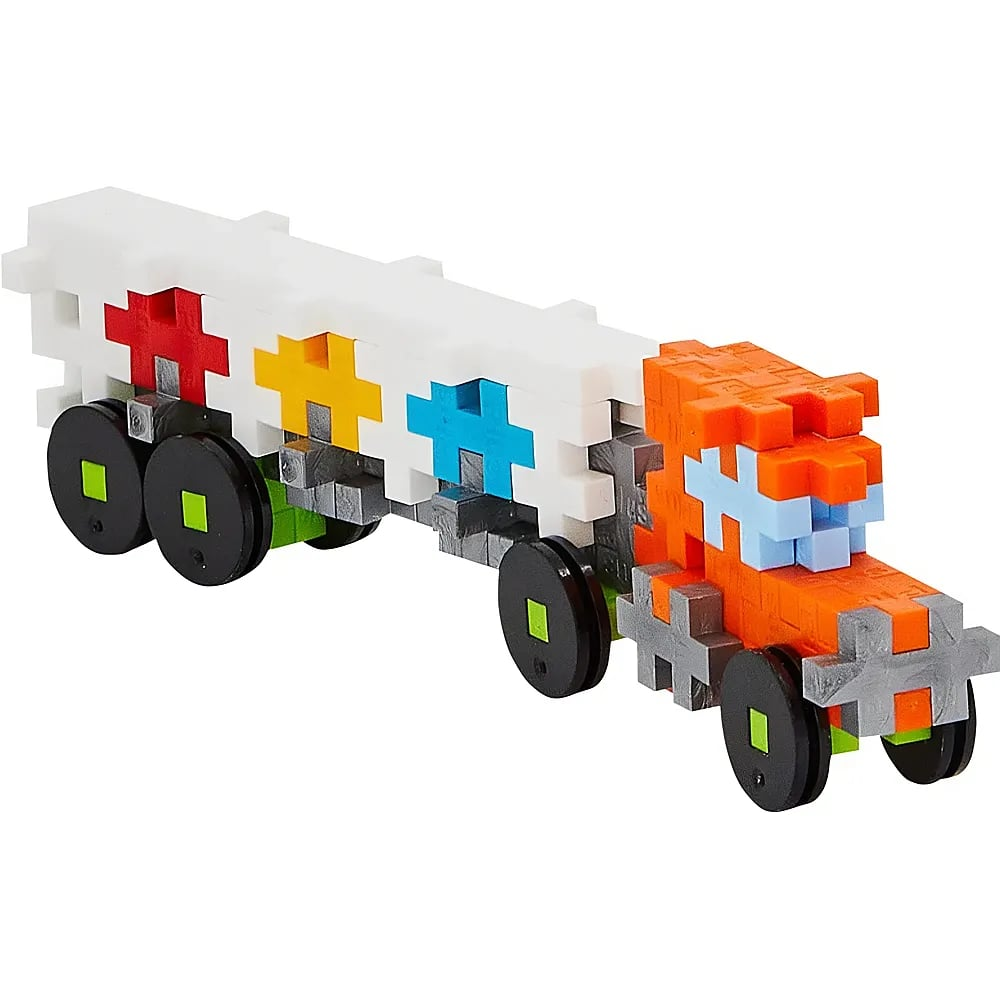 Ein Spielzeuglastwagen aus bunten Plus-Plus-Bausteinen mit weißem Anhänger, orangefarbener Kabine und schwarzen Rädern.