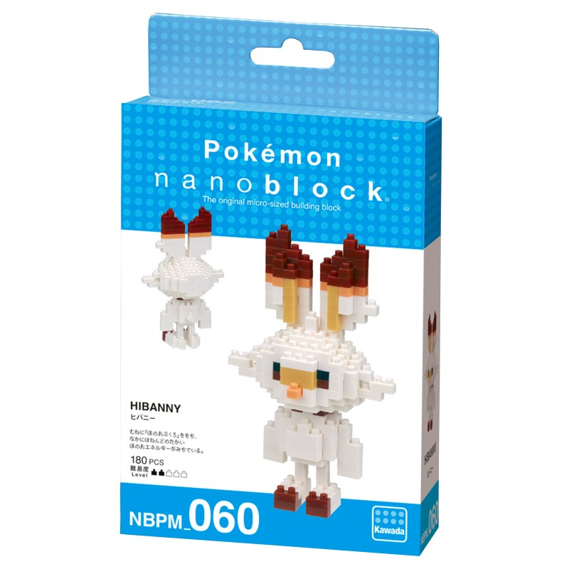 Eine blau-weiße Pokémon-Nanoblock-Schachtel mit einer gebauten Scorbunny-Figur vor weißem Hintergrund.