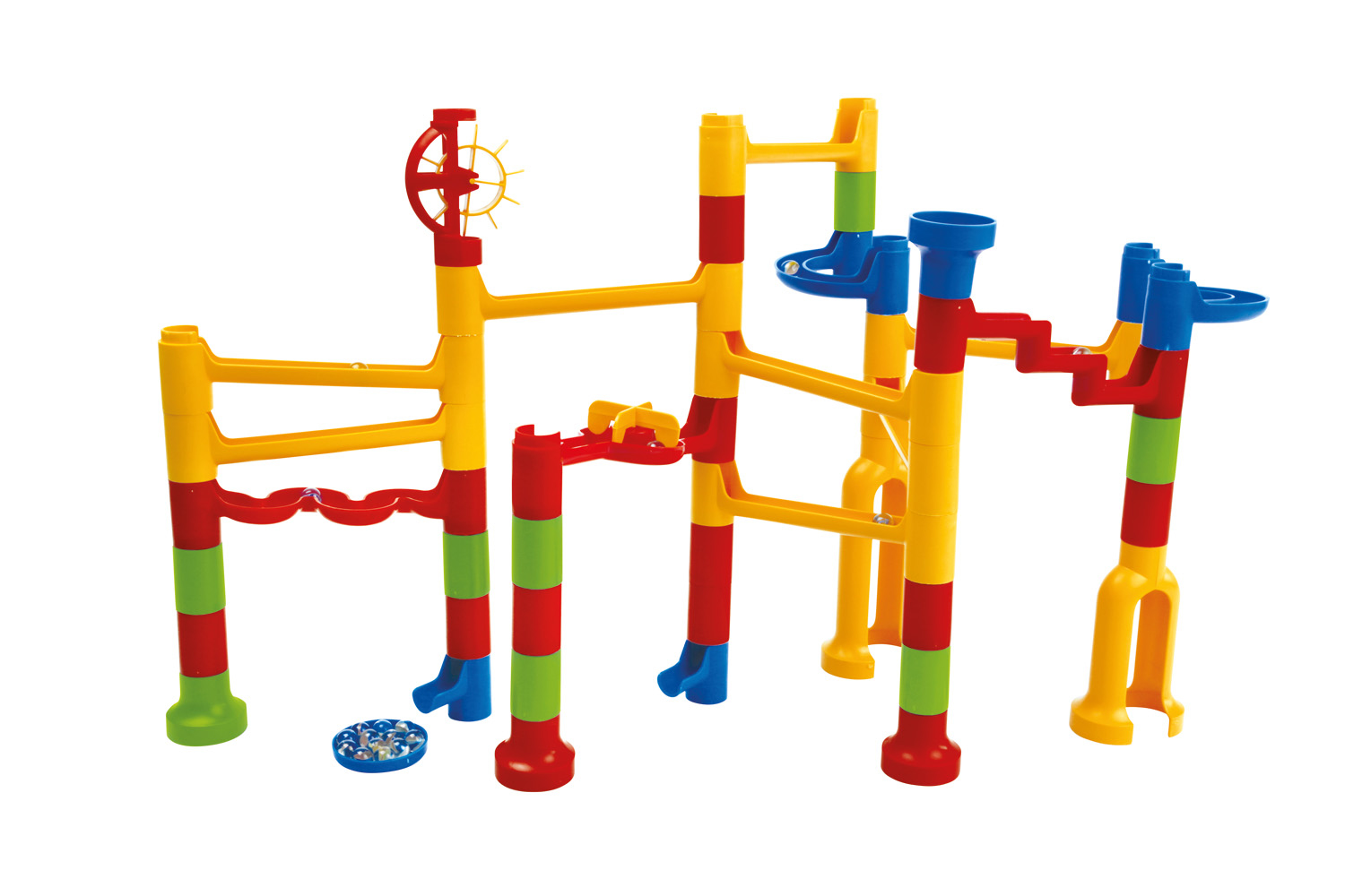 Bunte Plastik-Kugelbahn mit verschiedenen Schienen, Türmen und einer kleinen blauen Schale mit Murmeln auf weißem Grund.