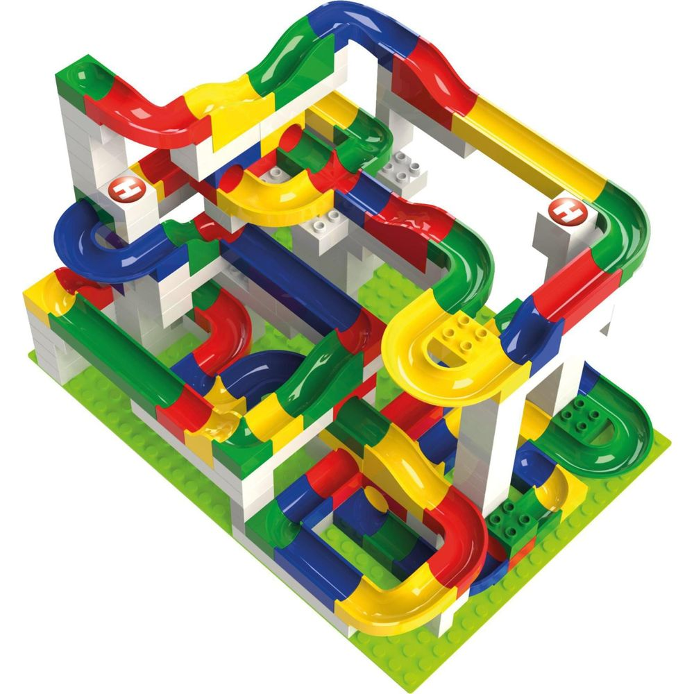 Un circuit de billes coloré en blocs de construction avec des chemins sinueux.