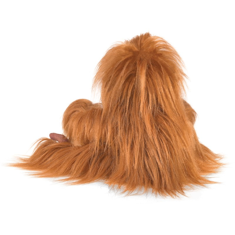 Vue arrière d'une peluche orang-outan orange duveteuse sur fond blanc.