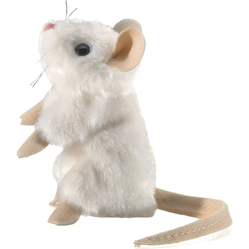 Eine kleine weiße Plüschmaus steht auf ihren Hinterbeinen, mit großen Ohren, schwarzen Augen und einem langen Schwanz.
