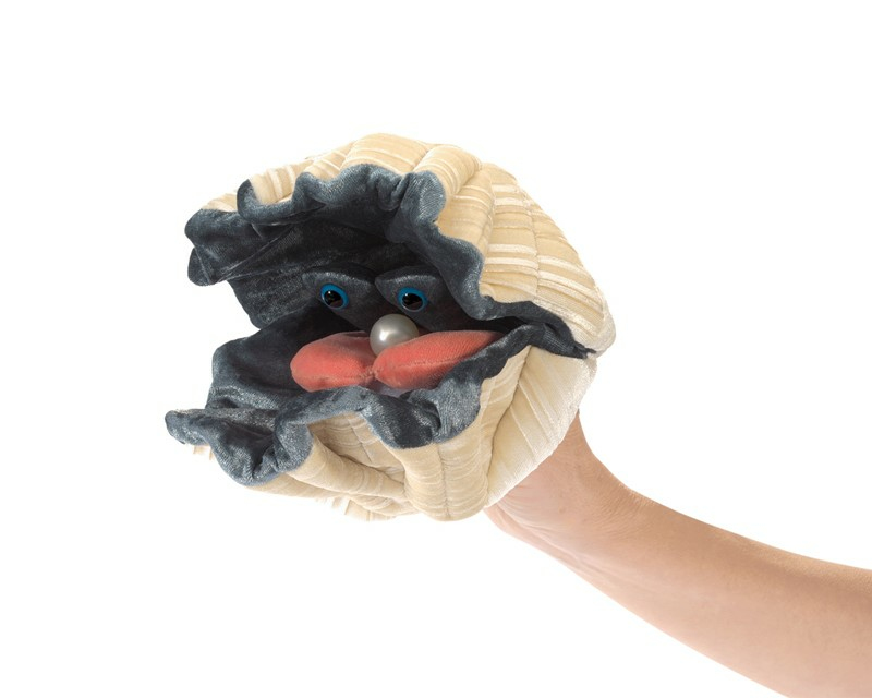 Eine handgeführte Muschel-Handpuppe aus Samt mit blauen Augen und einer weißen Perle im Inneren vor weißem Hintergrund.