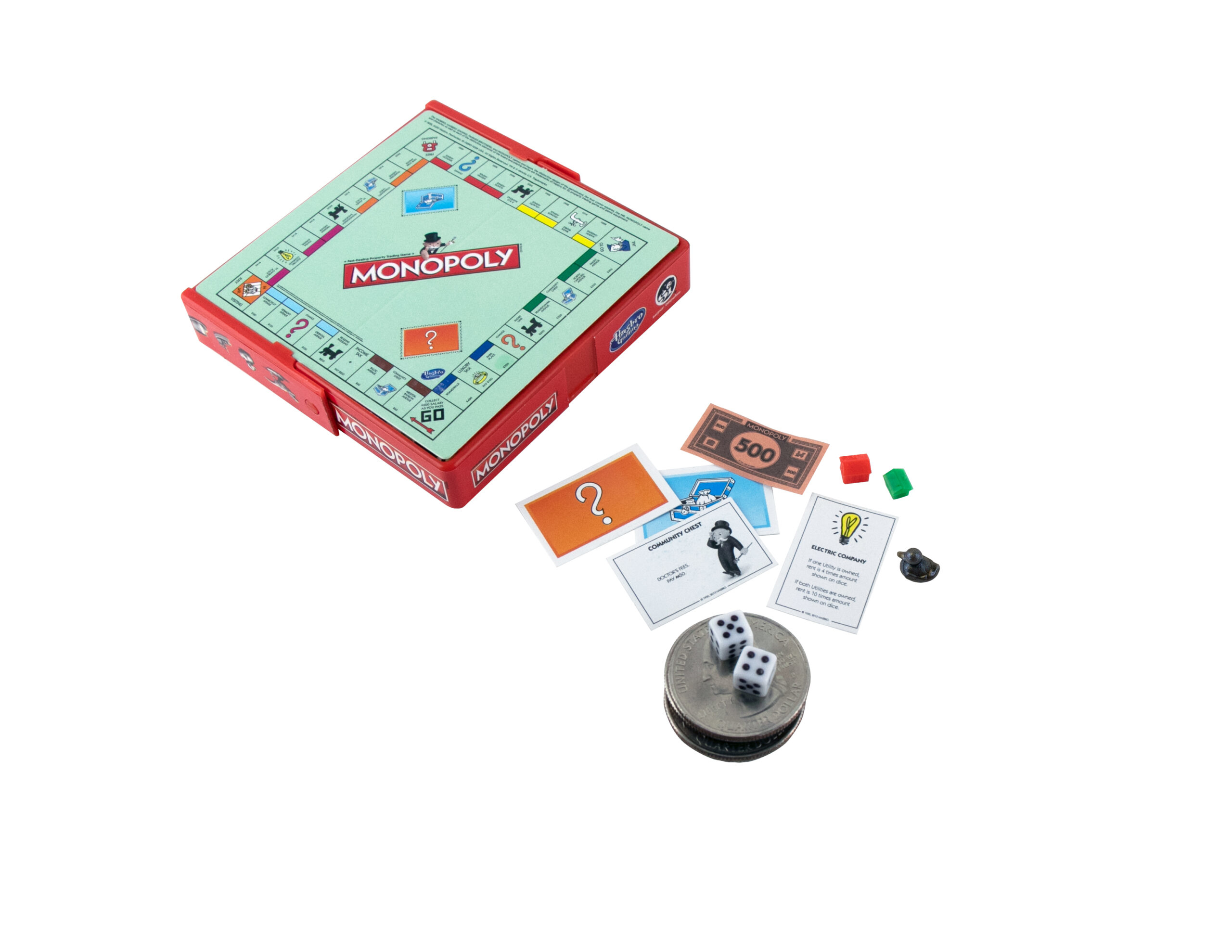 Ein geschlossenes rotes Monopoly-Spiel mit ausgebreiteten Geld- und Aktionskarten, Würfeln und Spielfiguren daneben.