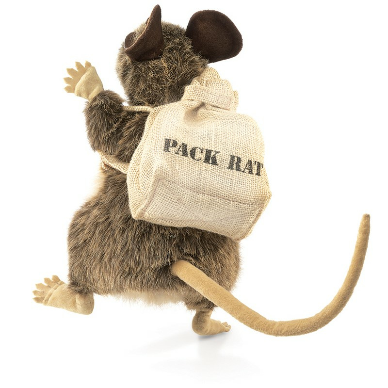 Ein flauschiges braunes Spielzeug-Ratte von hinten, trägt einen kleinen Jutesack mit der Aufschrift PACK RAT.