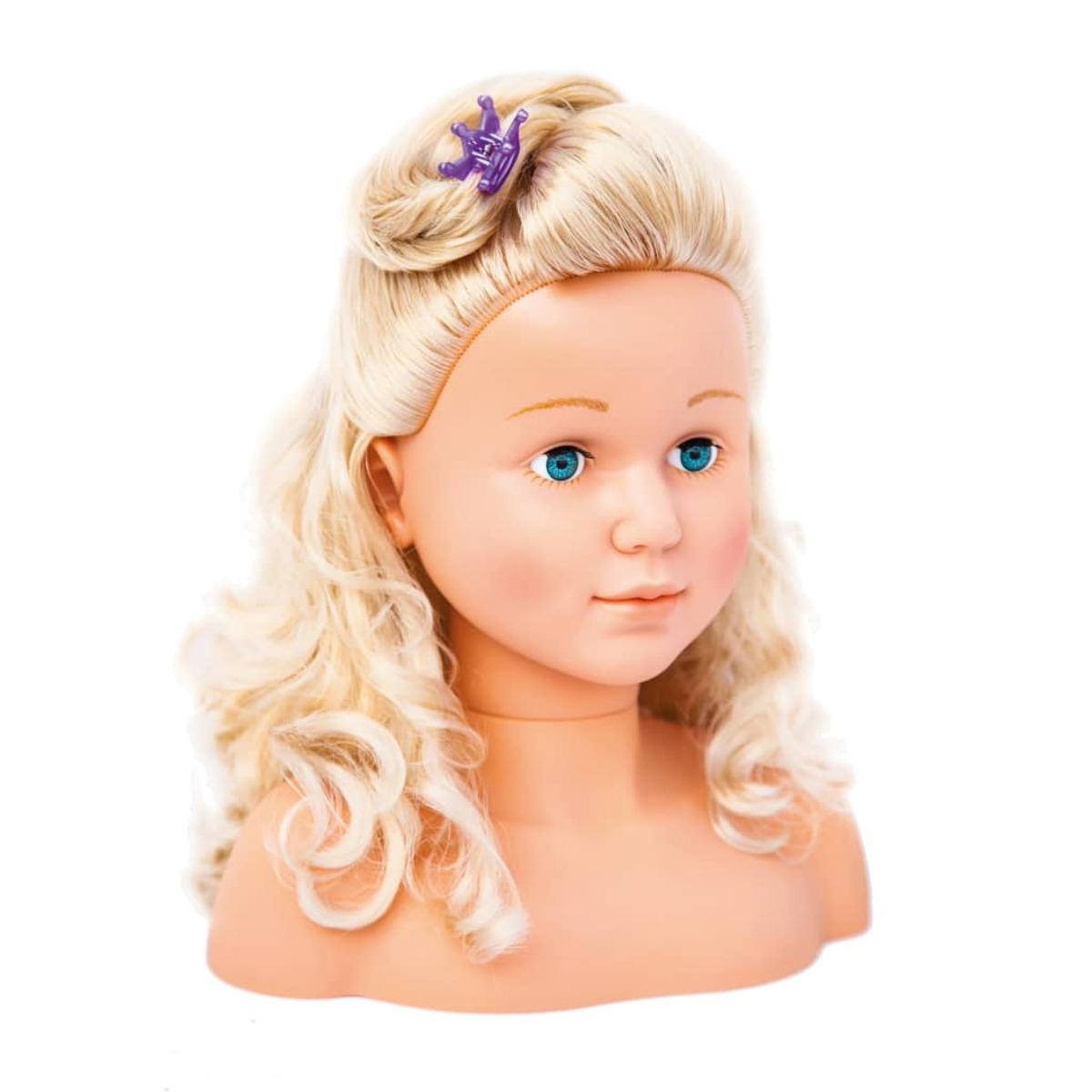 Tête à coiffer avec des cheveux blonds bouclés, des yeux bleus et une pince à cheveux violette sur fond blanc.