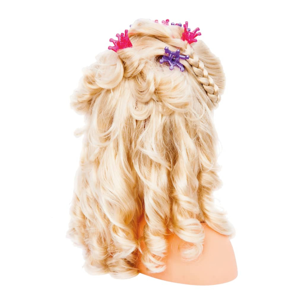 Longs cheveux blonds bouclés sur une tête à coiffer, ornés de pinces colorées et d'une mèche tressée.