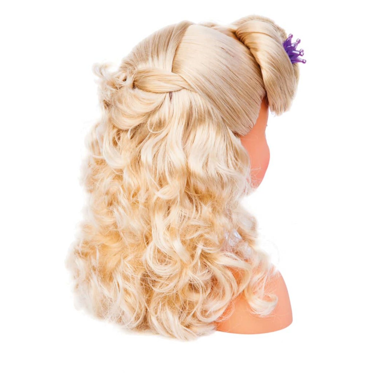Vue de profil d'une tête de poupée à coiffer avec de longs cheveux bouclés blonds et un petit diadème violet.