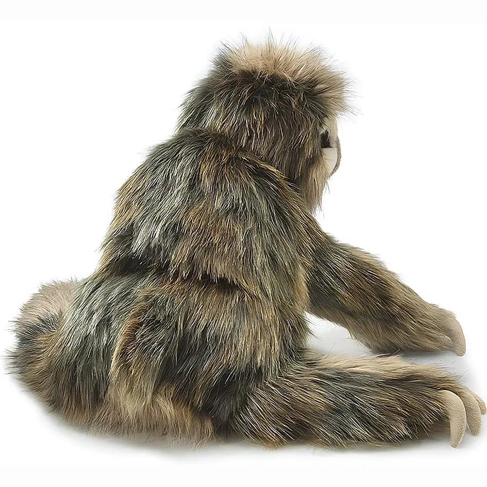 Un peluche di bradipo marrone e grigio, soffice, con braccia lunghe e artigli su sfondo bianco.