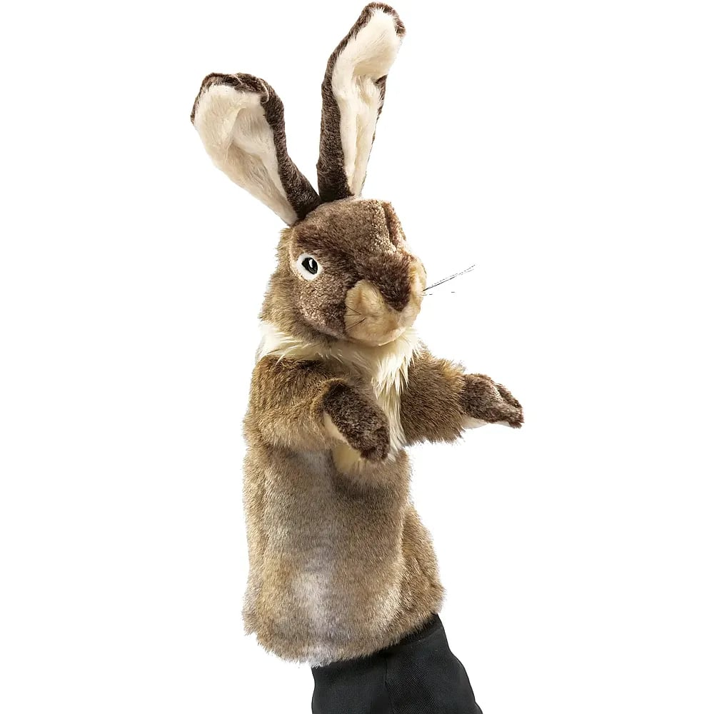 Ein braunes Hasen-Handpuppe mit langen Ohren und hellem Bauch auf weißem Hintergrund.