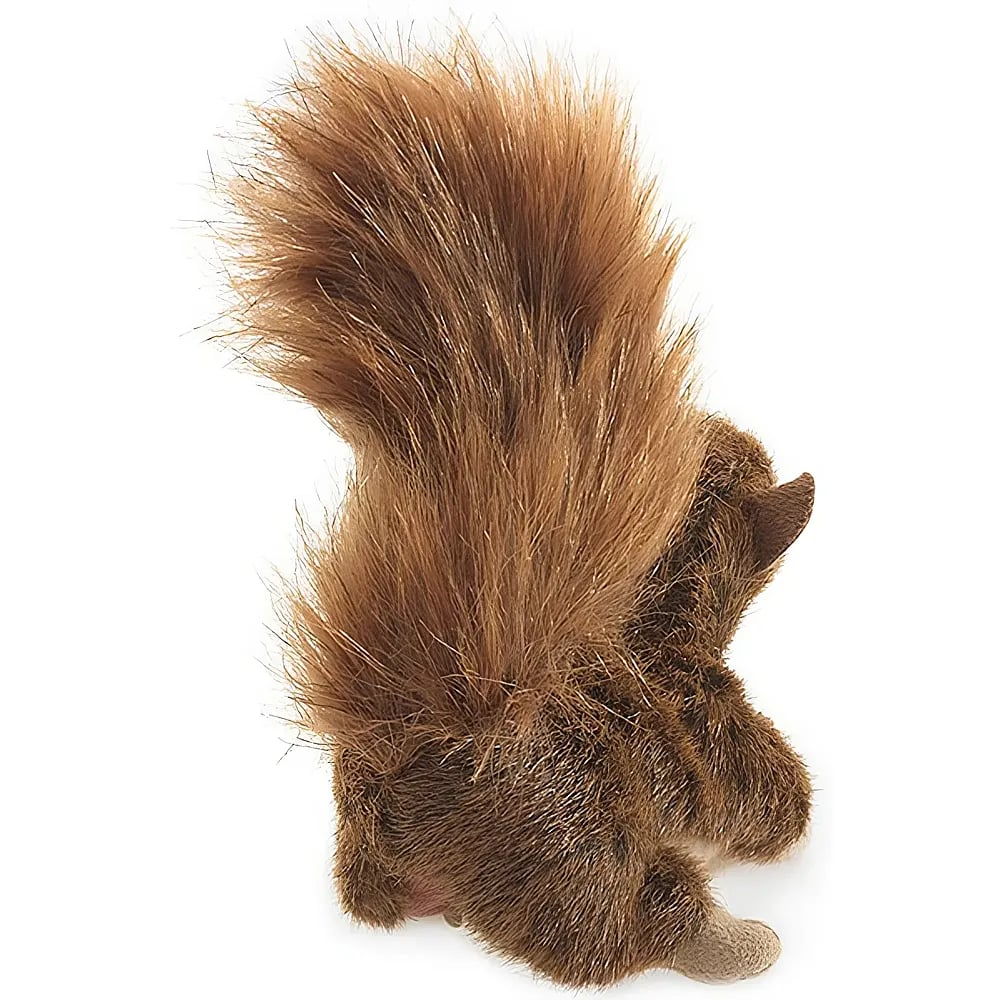 Ein flauschiges braunes Plüschhörnchen von hinten mit großem, buschigem Schwanz vor weißem Hintergrund.