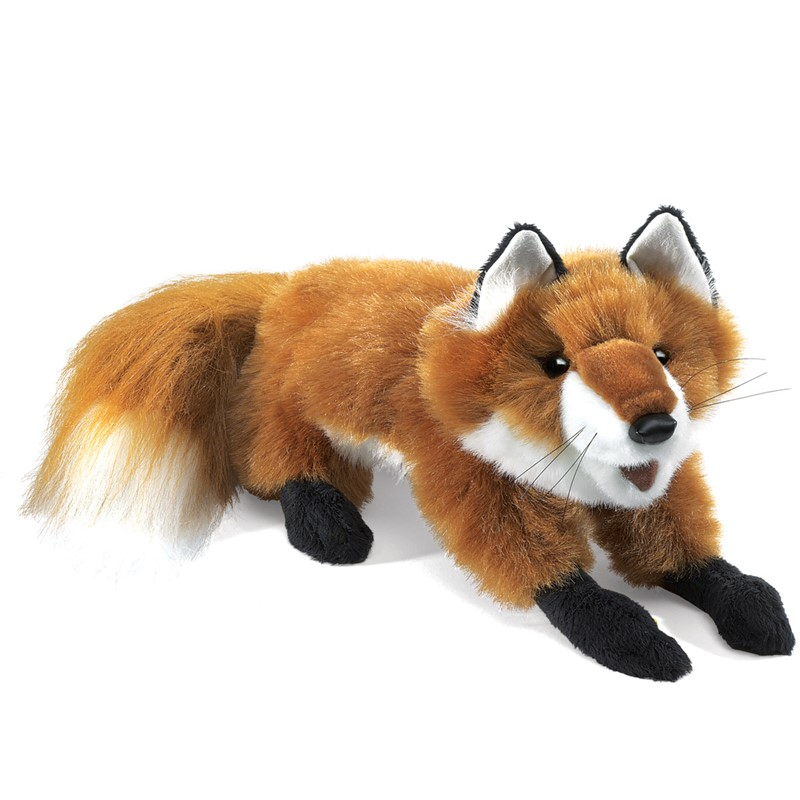 Una volpe di peluche con pelliccia arancione, petto bianco e zampe nere su sfondo bianco.