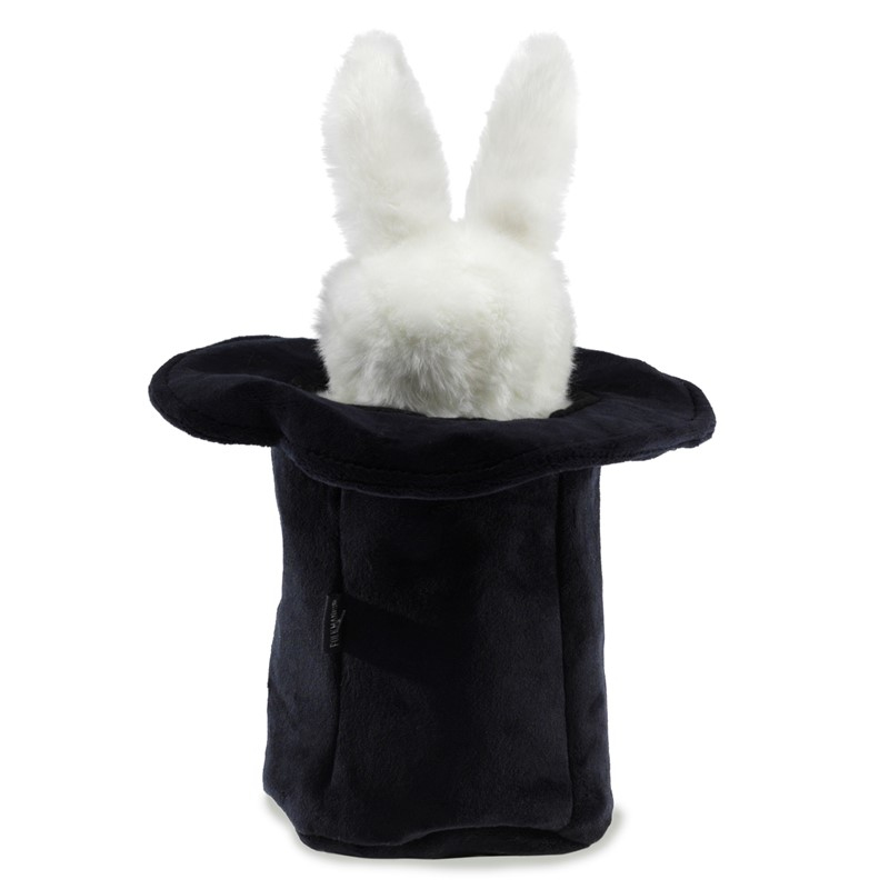 Eine weiße Plüschhasenpuppe ragt aus einem schwarzen Zylinder vor weißem Hintergrund hervor.