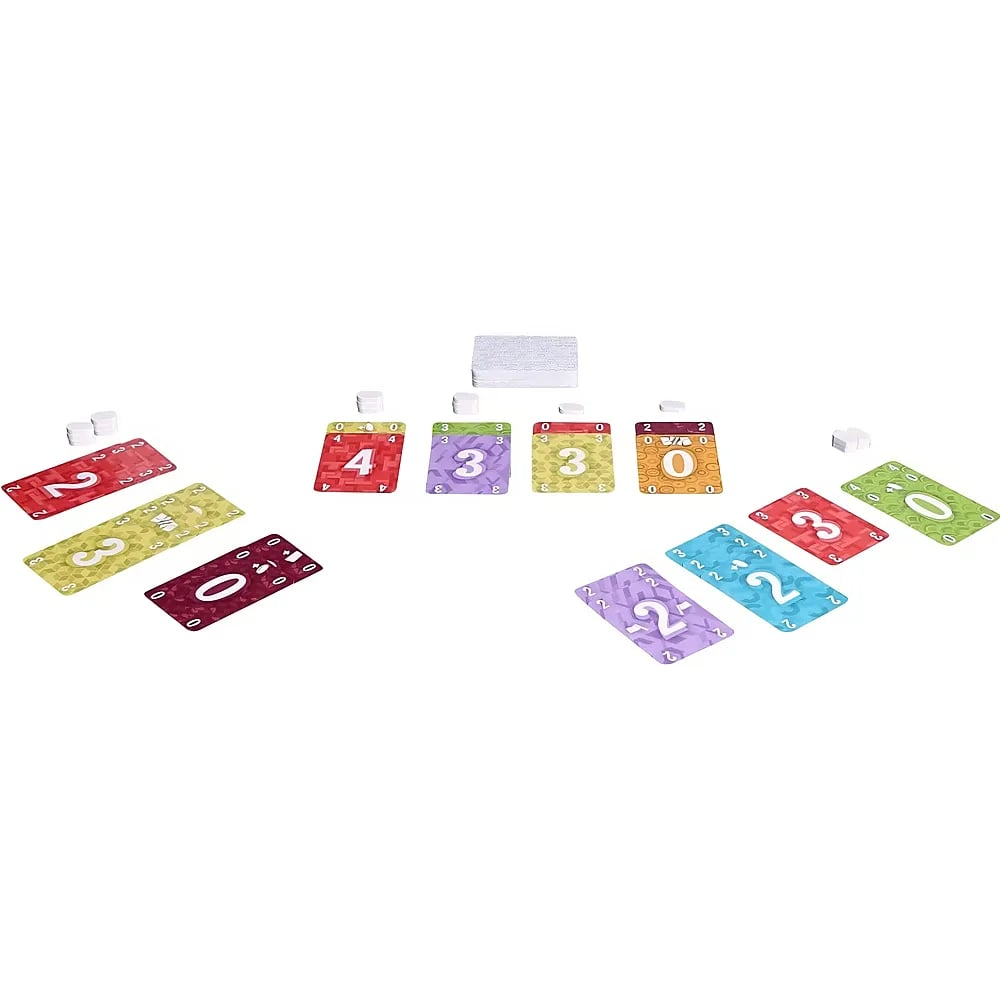 Set di gioco di carte con carte numerate colorate, pile di gettoni e mazzo centrale su sfondo bianco.