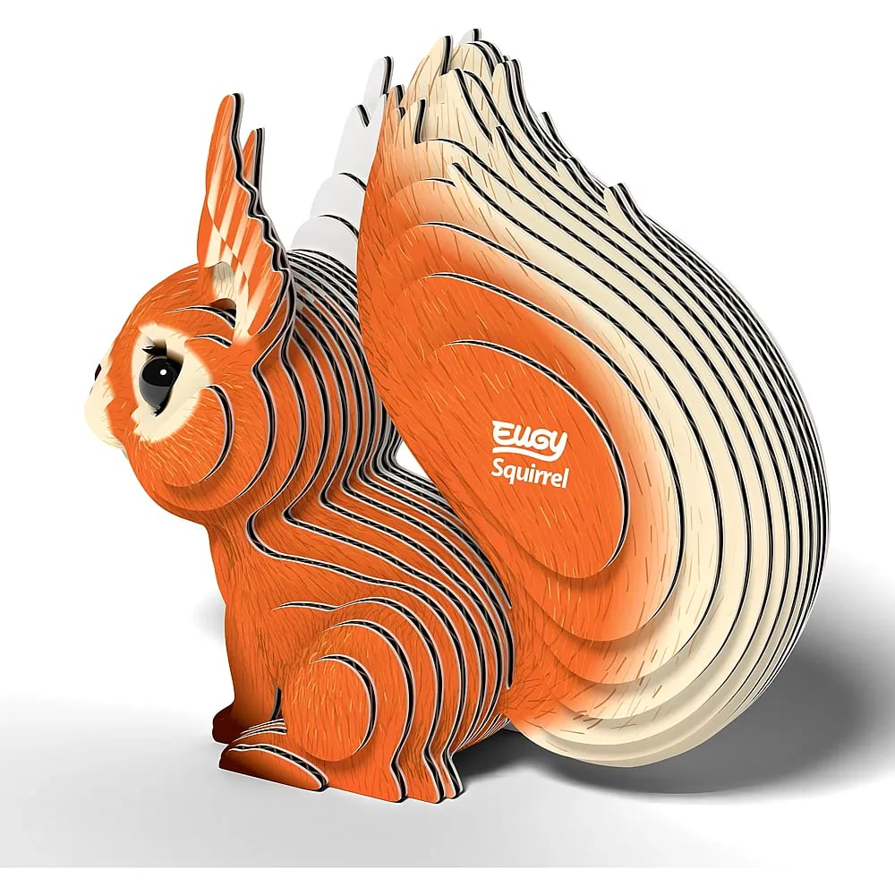 Un modello 3D di scoiattolo fatto di pezzi a strati arancioni e bianchi su sfondo bianco.