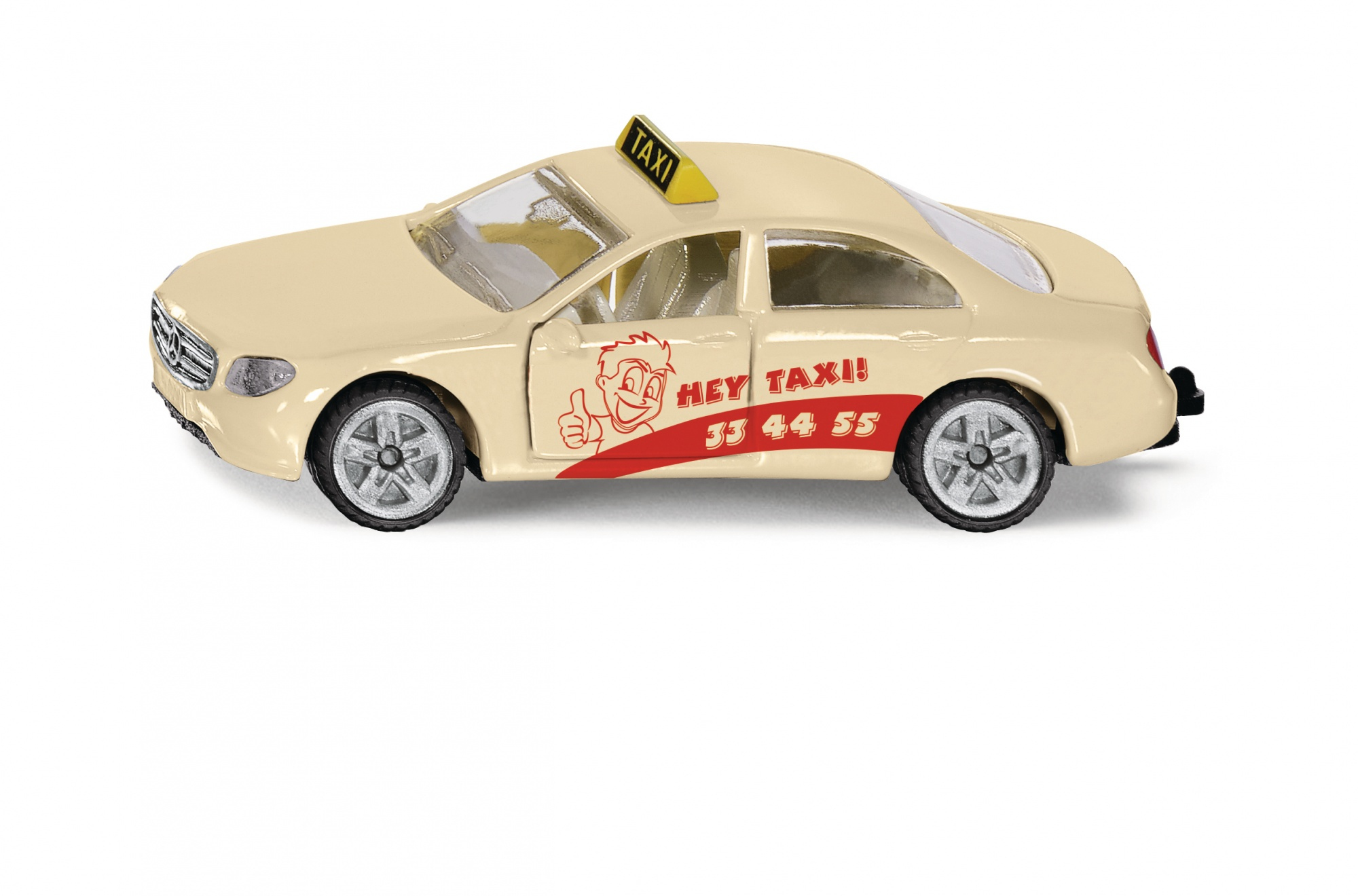 Un taxi giocattolo Mercedes color crema con la scritta rossa 'Hey Taxi!' e un cartello giallo sul tetto su sfondo bianco.