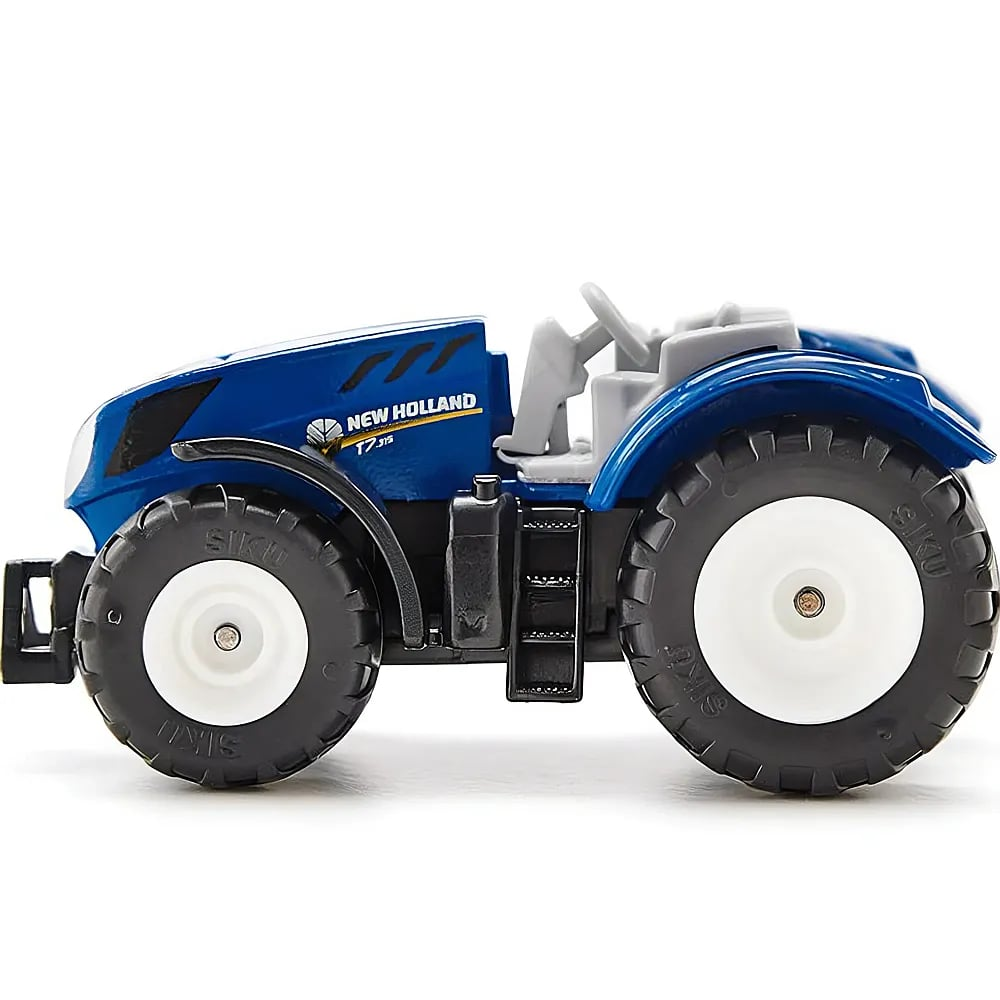 Vista laterale di un trattore giocattolo New Holland blu e grigio con ruote dai cerchi bianchi su sfondo bianco.