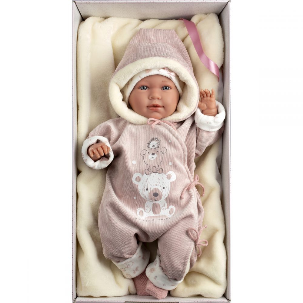 Eine lebensechte Babypuppe in rosa Cordkleidung mit Bärenmotiv, geborgen in einer weissen Decke in einer Schachtel.