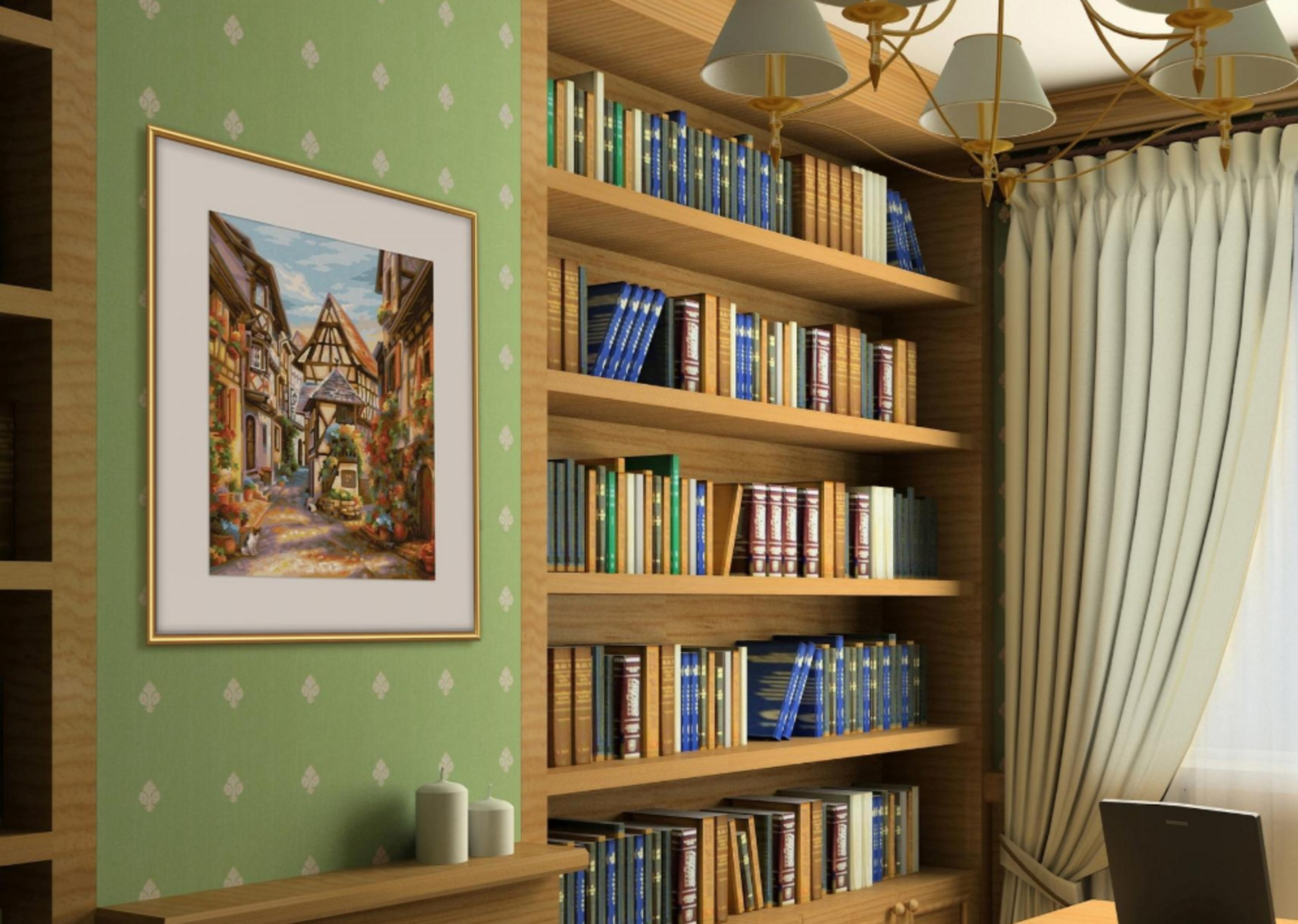 Ein Bücherregal, ein gerahmtes Bild auf grüner Tapete, weiße Vorhänge und eine Kronleuchter-Beleuchtung.