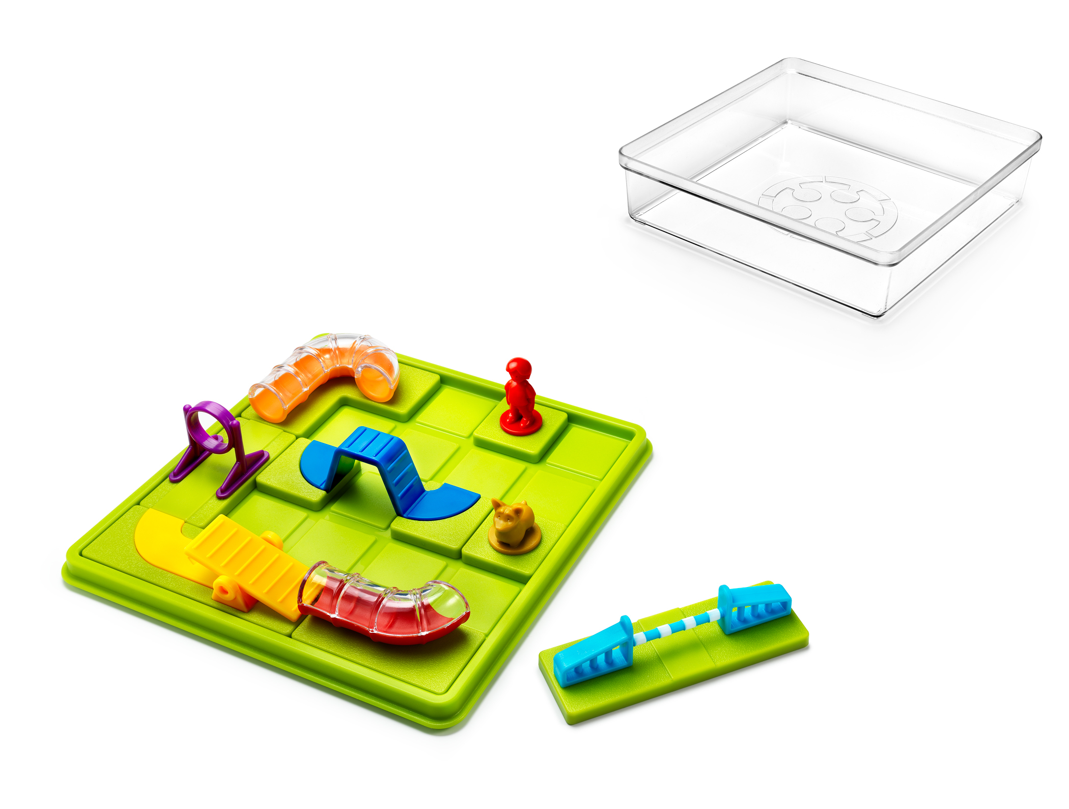 Ein grünes Brettspiel mit bunten Hindernissen, Figuren und einer transparenten Plastikschale auf weißem Grund.