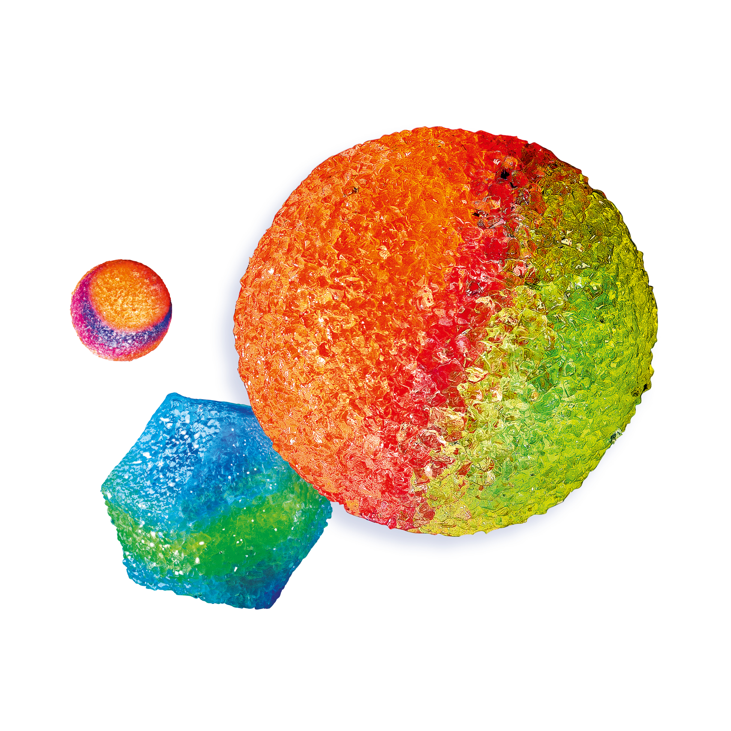 Tre caramelle colorate e zuccherate di forme rotonde e poligonali su sfondo bianco.