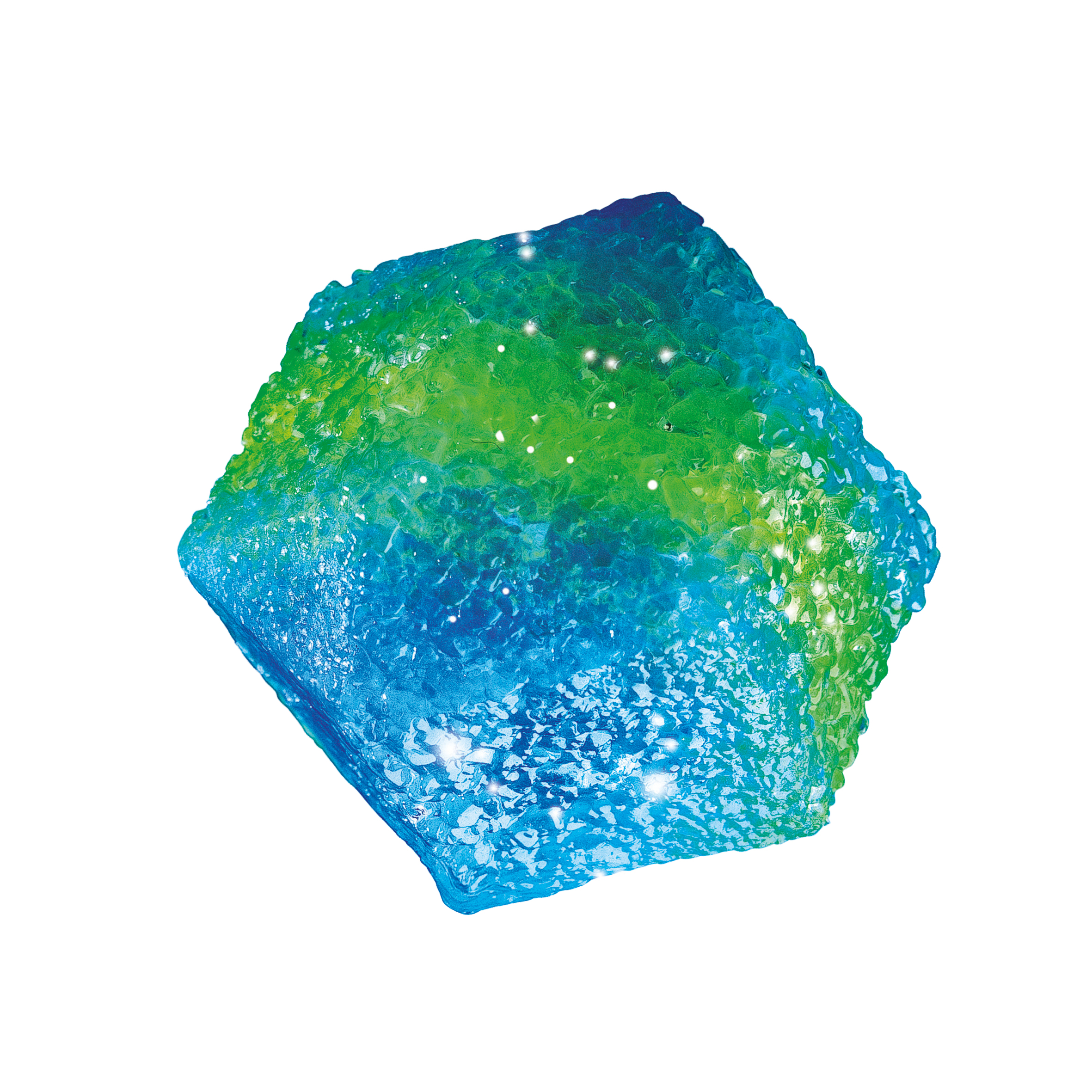 Una pietra lucida e strutturata con sfumature blu e verdi su sfondo bianco.