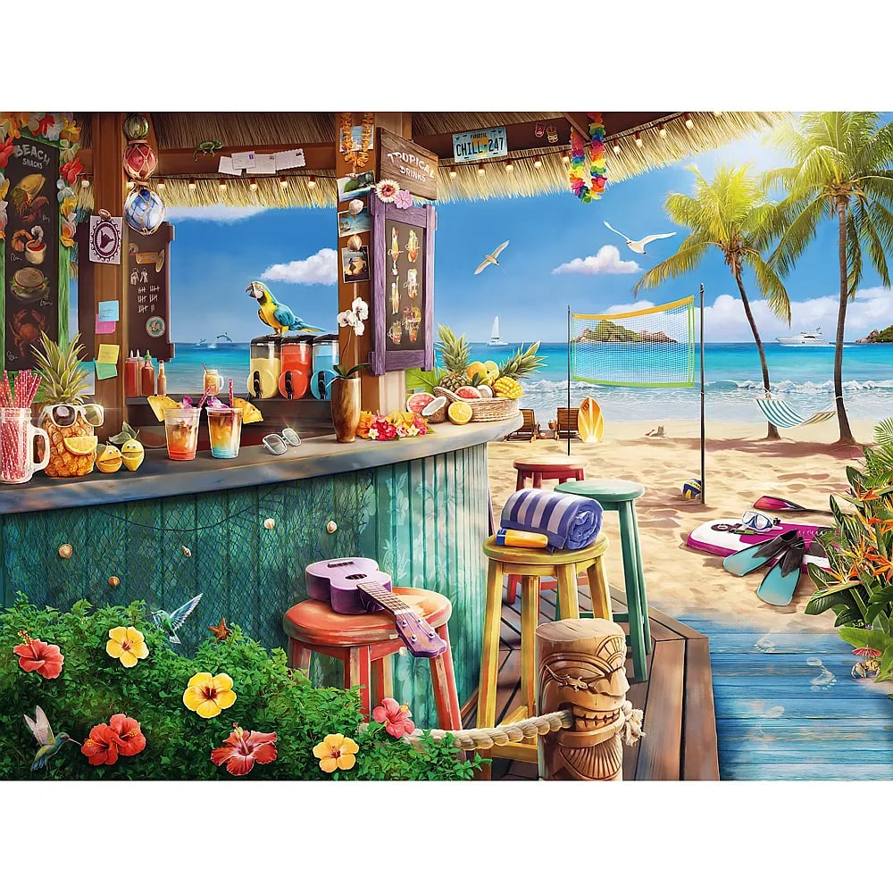 Eine tropische Strandbar mit Cocktails, einer Ukulele auf dem Hocker, Palmen und Blick auf das blaue Meer.