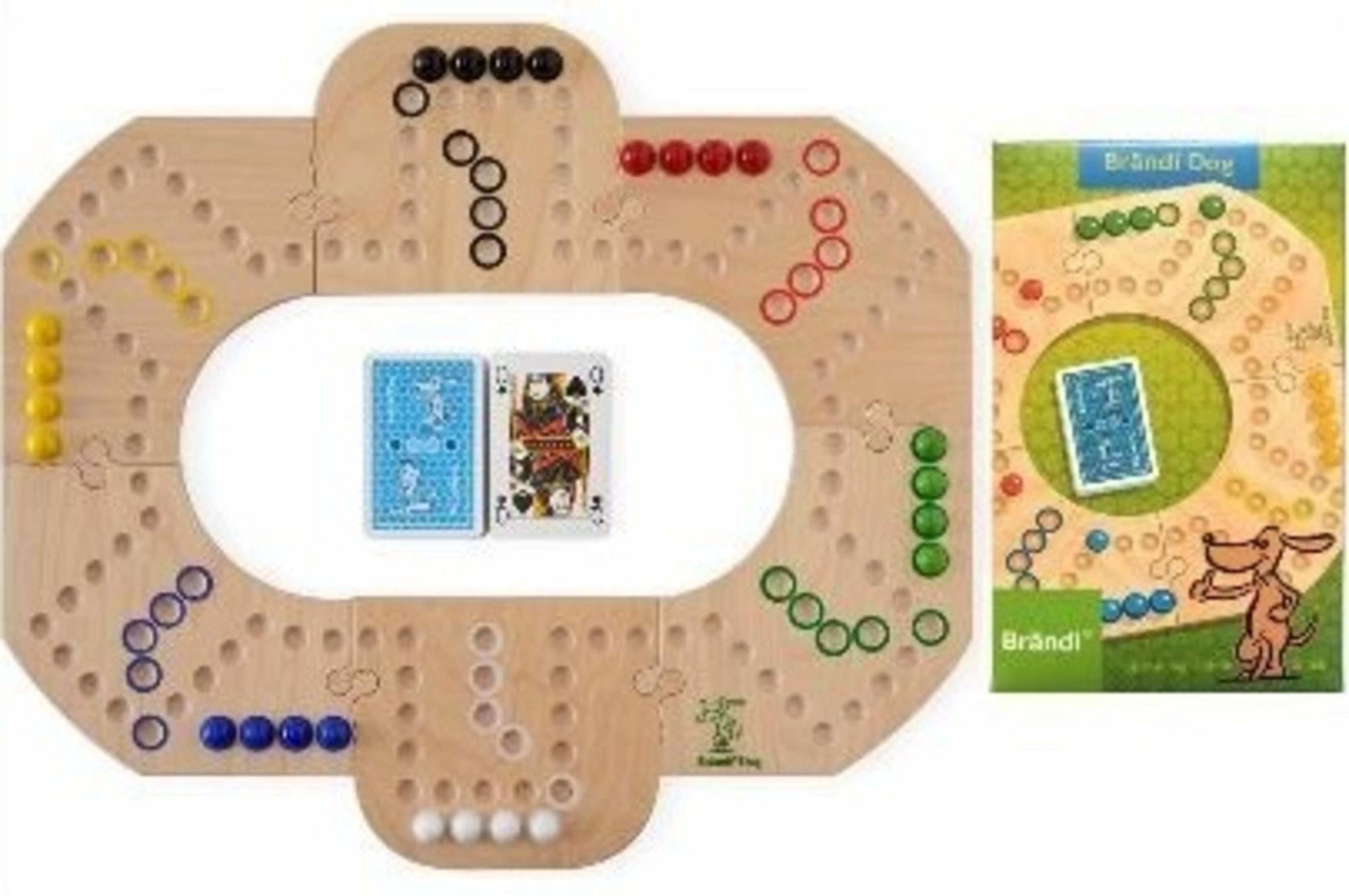 Jeu de société en bois Brändi Dog avec billes colorées, cartes à jouer et boîte sur fond blanc.